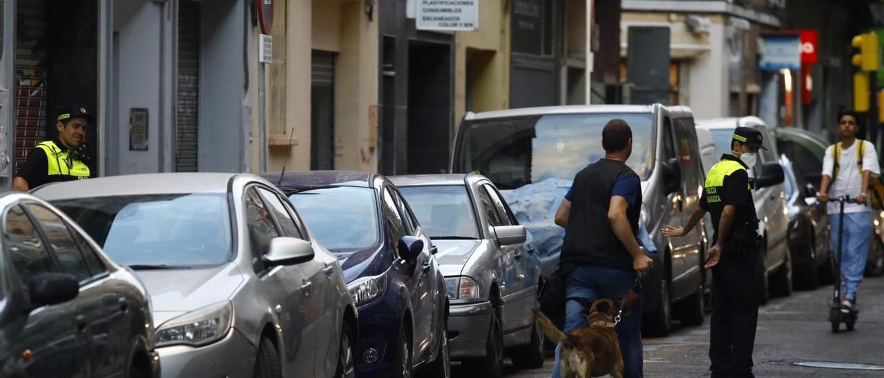 Los perros de la Policía revisaron el coche del sospechoso, aparcado en la misma calle del crimen.