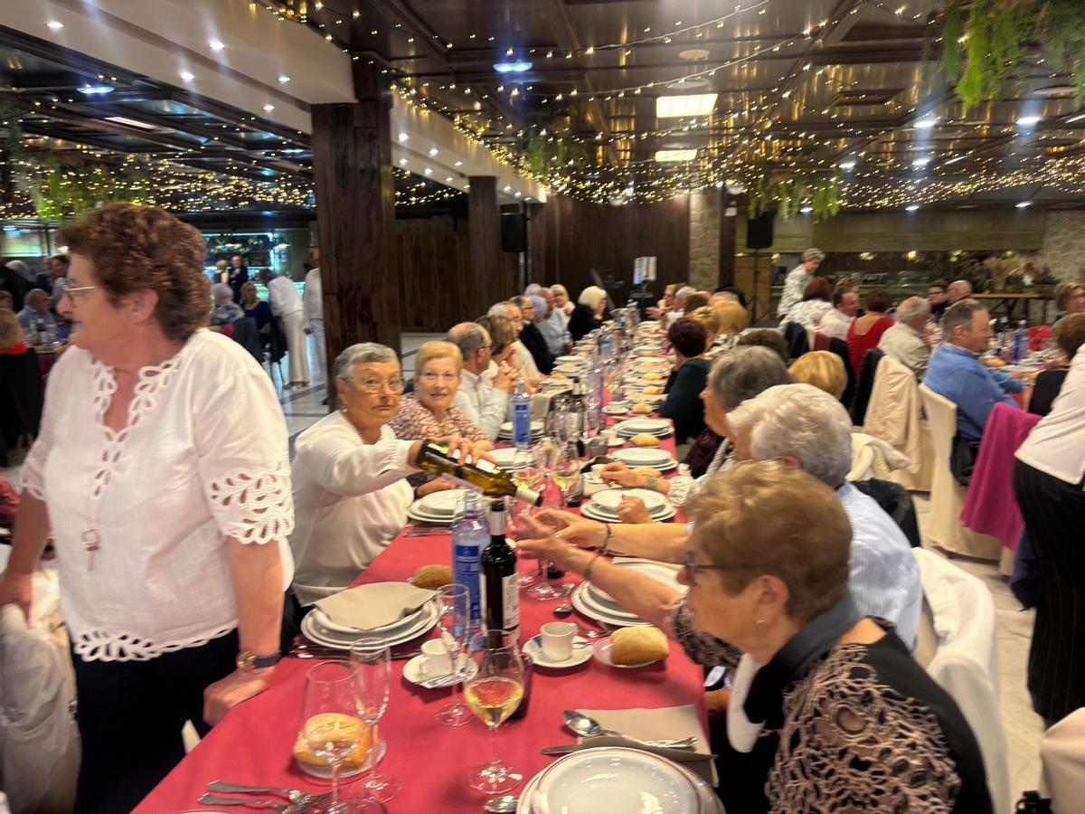 La fiesta de los pensionistas de Lugones para homenajear a su "jubilado mayor" La fiesta de los pensionistas de Lugones para homenajear a su "jubilado mayor"