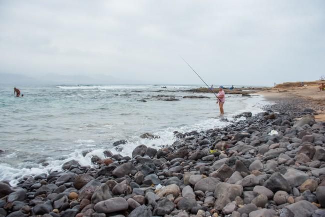 Dia de lunes festivo en la Playa del Confital