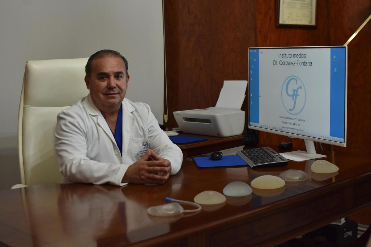 El doctor Ramón González-Fontana en su consulta.