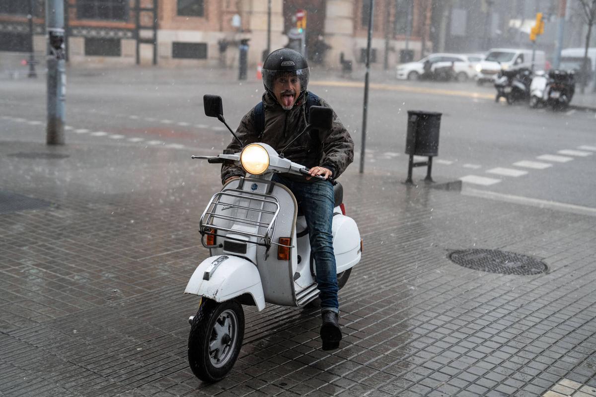 BARCELONA 21/03/2025 Barcelona. Lluvia en las cercanias de Arc de Triunf. FOTO de ZOWY VOETEN