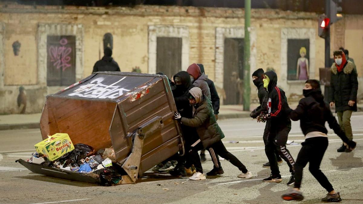 Unos jóvenes durante las revueltas del barrio burgalés de Gamonal.