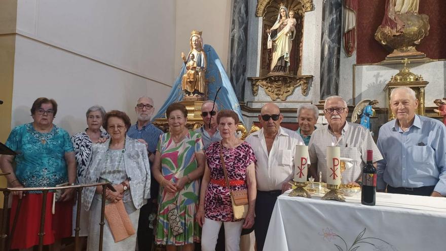 Los quintos de 1943 de Pajares de la Lampreana, ante la Virgen del Templo. | Cedida