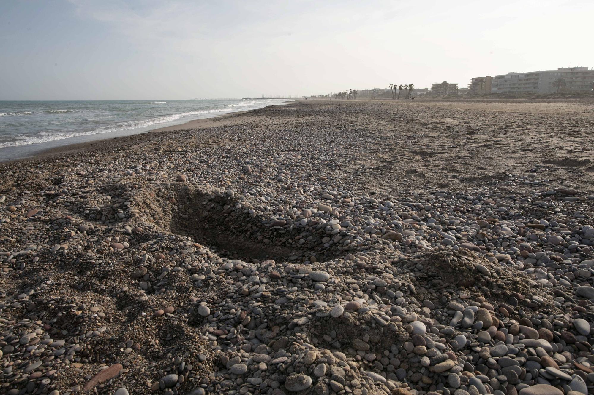 La playa de Canet d'En Berenguer con más piedras que nunca.