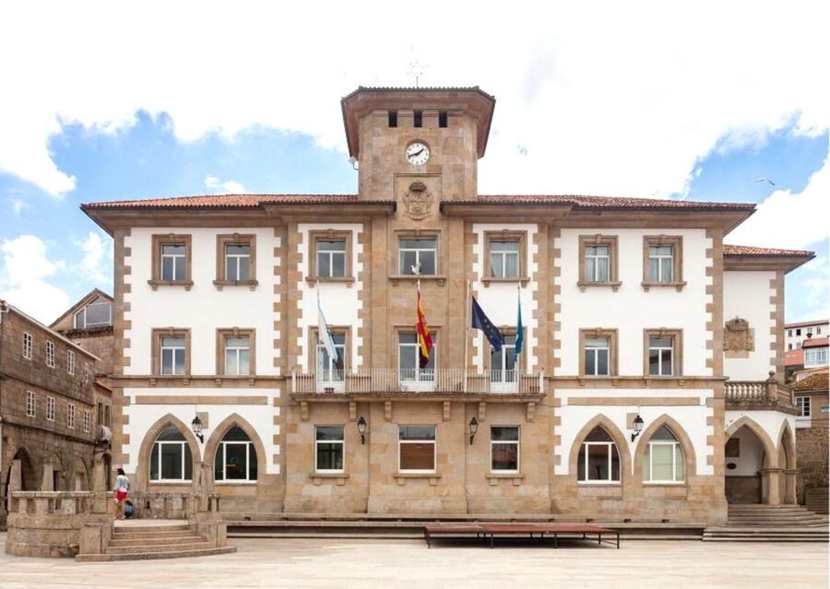 Fachada de la casa consistorial de Muros.