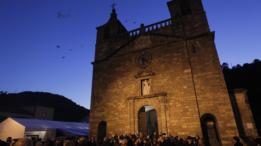 En marcha el proyecto para mejorar las fachadas y la cubierta de la Basílica de Cangas del Narcea