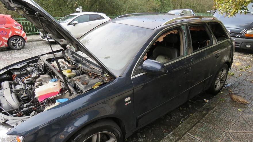Así quedó el coche que incendió un joven en Ourense