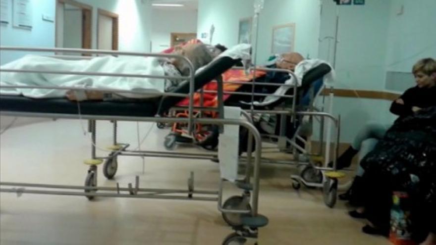 Los enfermos saturan urgencias y pasillos en varios hospitales
