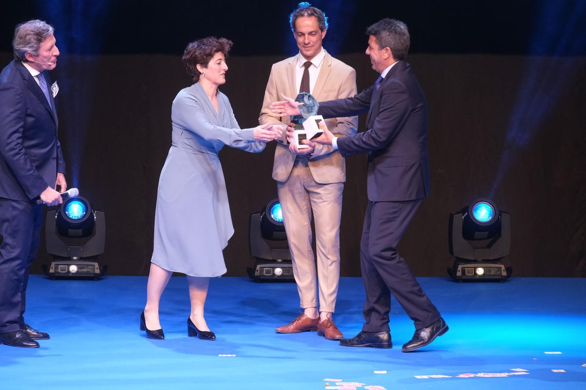 El presidente de la Diputación, Carlos Mazón, entrega el premio a los representantes del fútbol femenino de la Federación Española