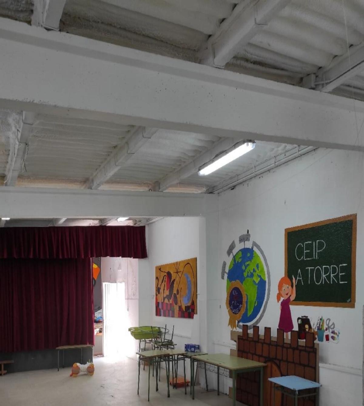 Interior del edificio polivalente, similar a la anterior, donde se observan los pilares que sostienen las vigas en T.