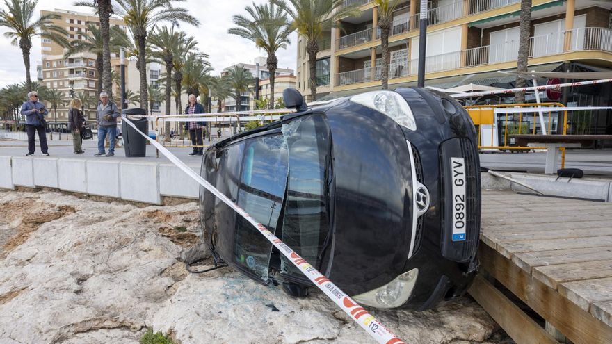 Así quedó un coche conducido por una mujer de 79 años que cayó a las rocas del paseo marítimo de Torrevieja