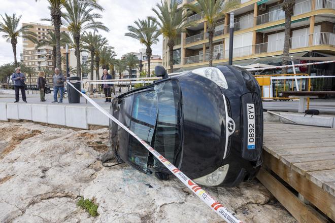 Así quedó un coche conducido por una mujer de 79 años que cayó a las rocas del paseo marítimo de Torrevieja