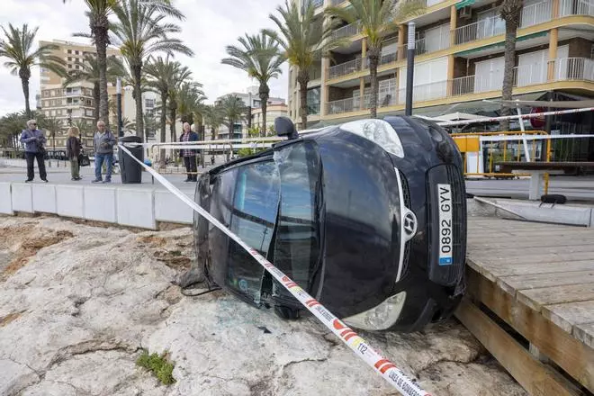 Así quedó un coche conducido por una mujer de 79 años que cayó a las rocas del paseo marítimo de Torrevieja