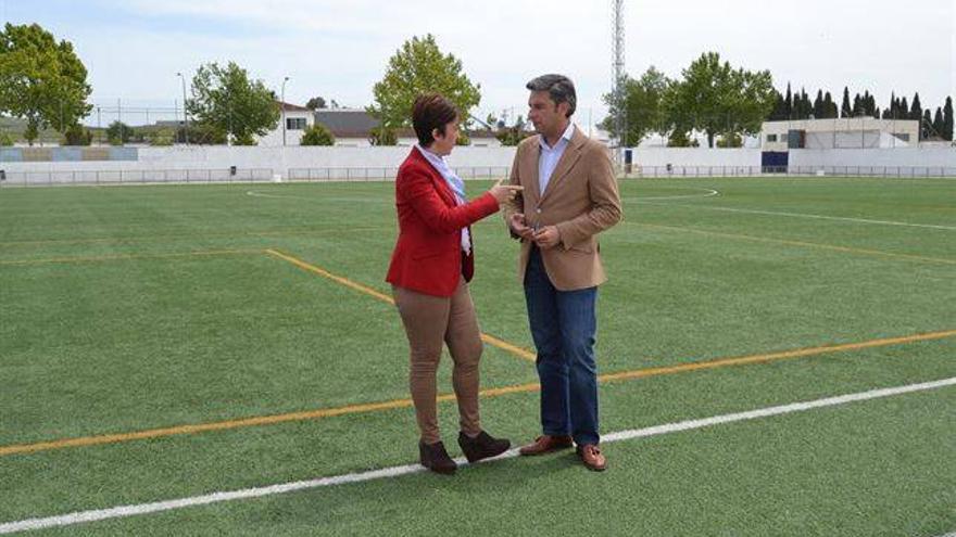 La Diputación mejora el campo de fútbol al dotarlo de gradas y vallas