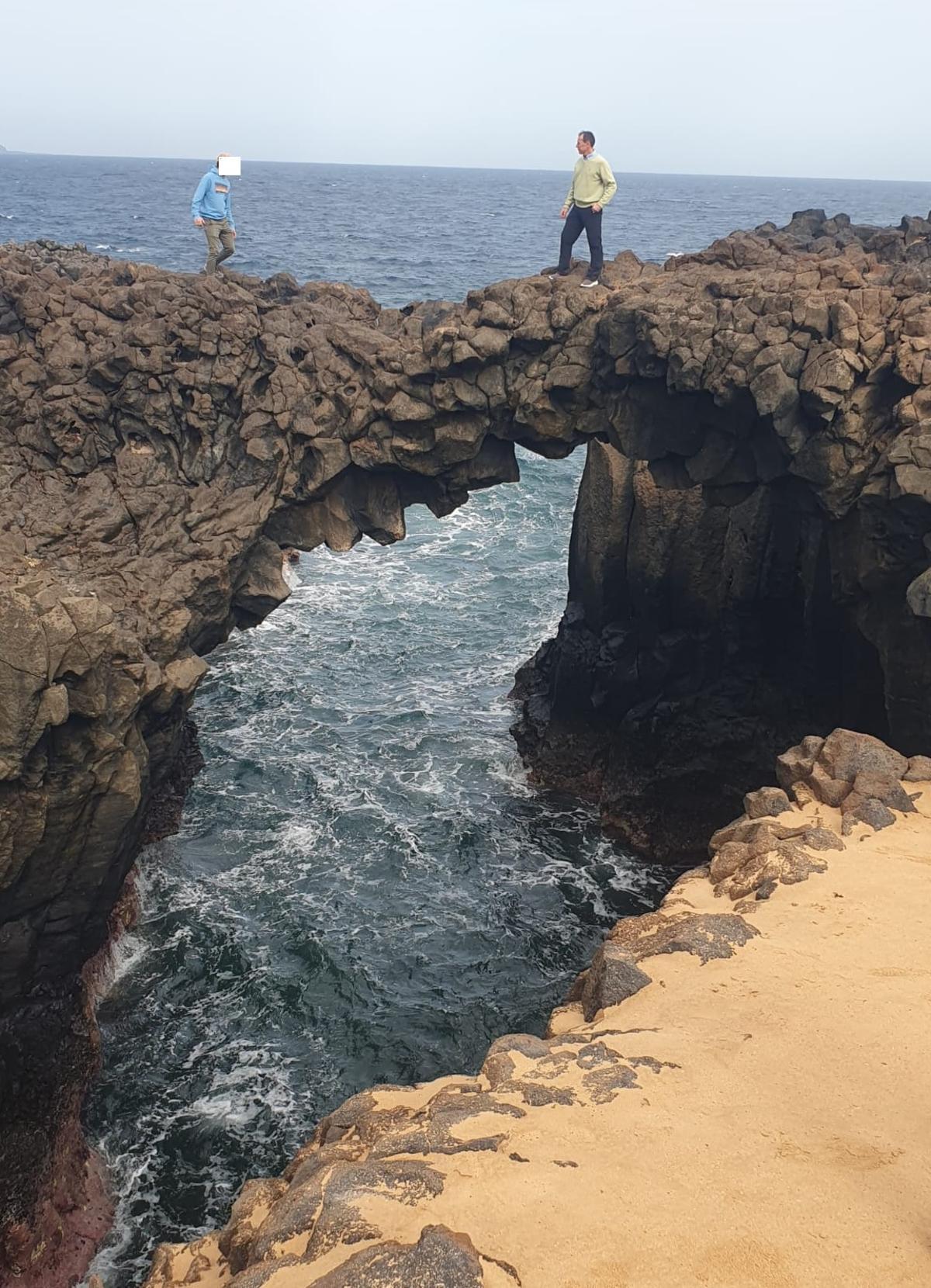 Emilio Butragueño y su hijo en Los Arcos, en la isla de La Graciosa.