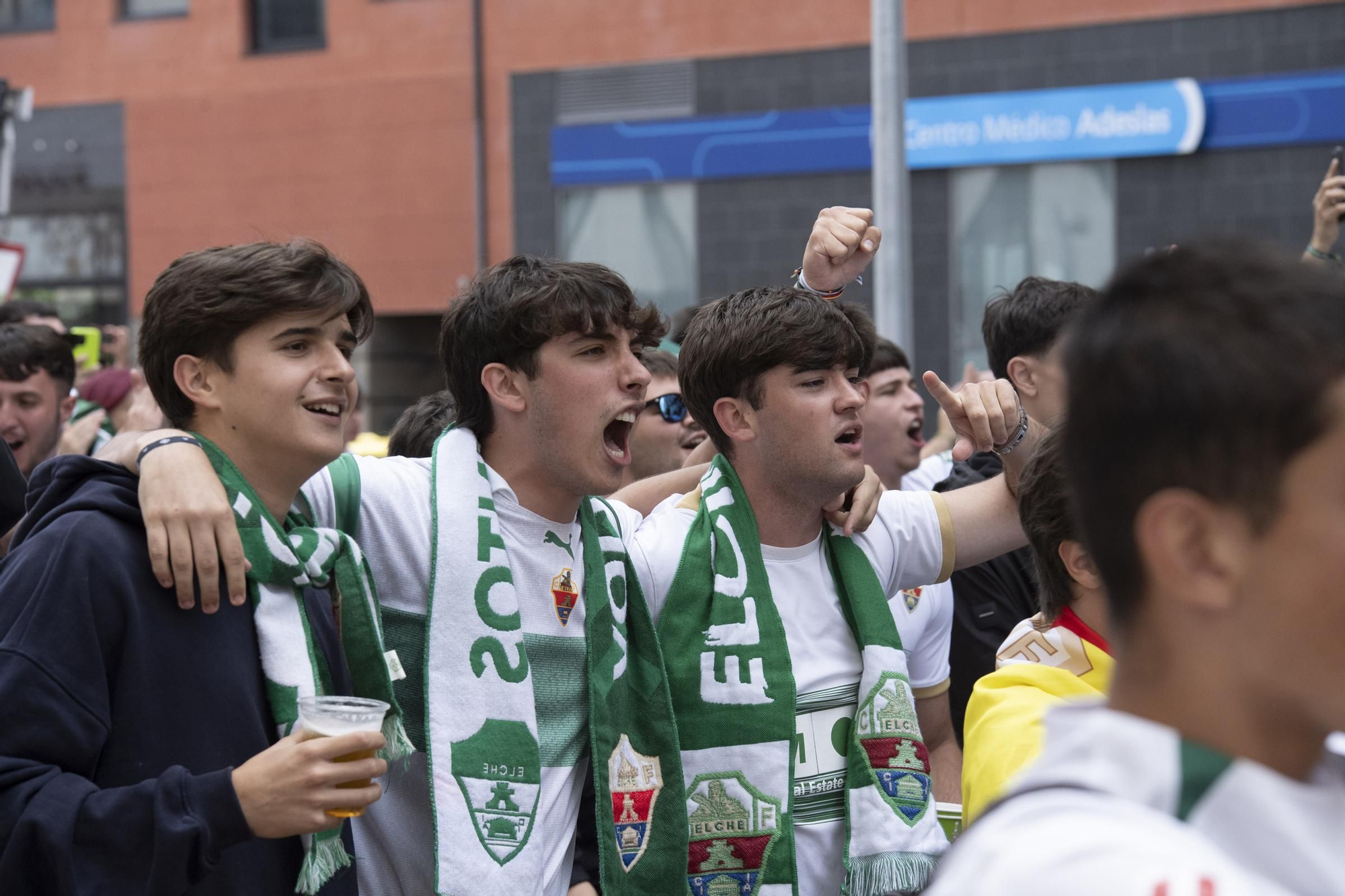 La afición ilicitana recibe al Elche CF a su llegada al estadio de Riazor