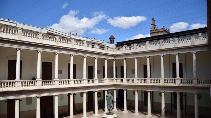 La Nau rep la medalla de la Reial Acadèmia de Belles Arts de Sant Carles