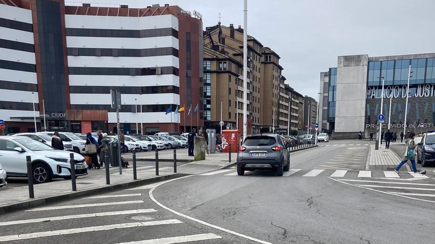 Curiosa detención en Gijón: Una pareja con una orden de alejamiento mutua se pelea al lado de la Policía