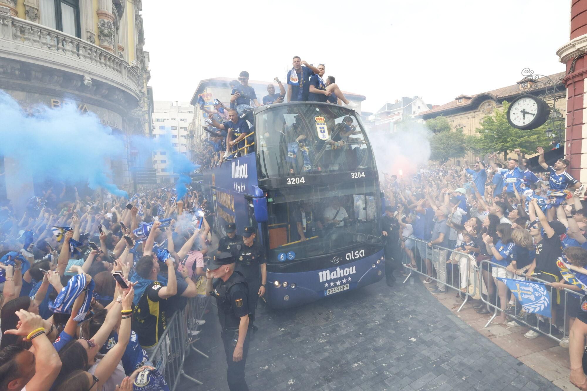 Locura azul en las calles de Oviedo para celebrar el ascenso del equipo a Primera División