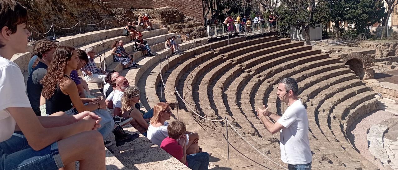 José María Castillo explicaba hace unos días la historia del Teatro Romano de Málaga, en la lengua de Roma.