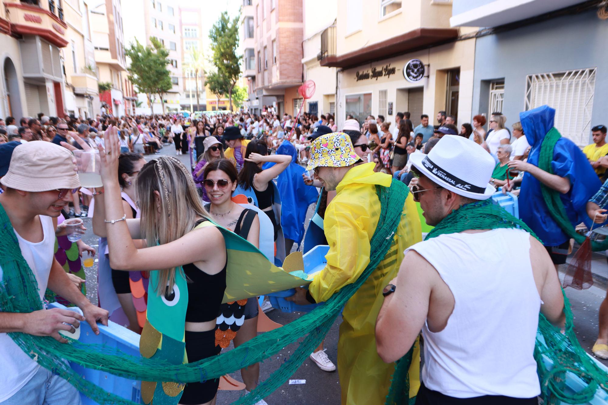 Así ha sido el último desfile y la prueba del toro por las fiestas de Sant Pere en el Grau