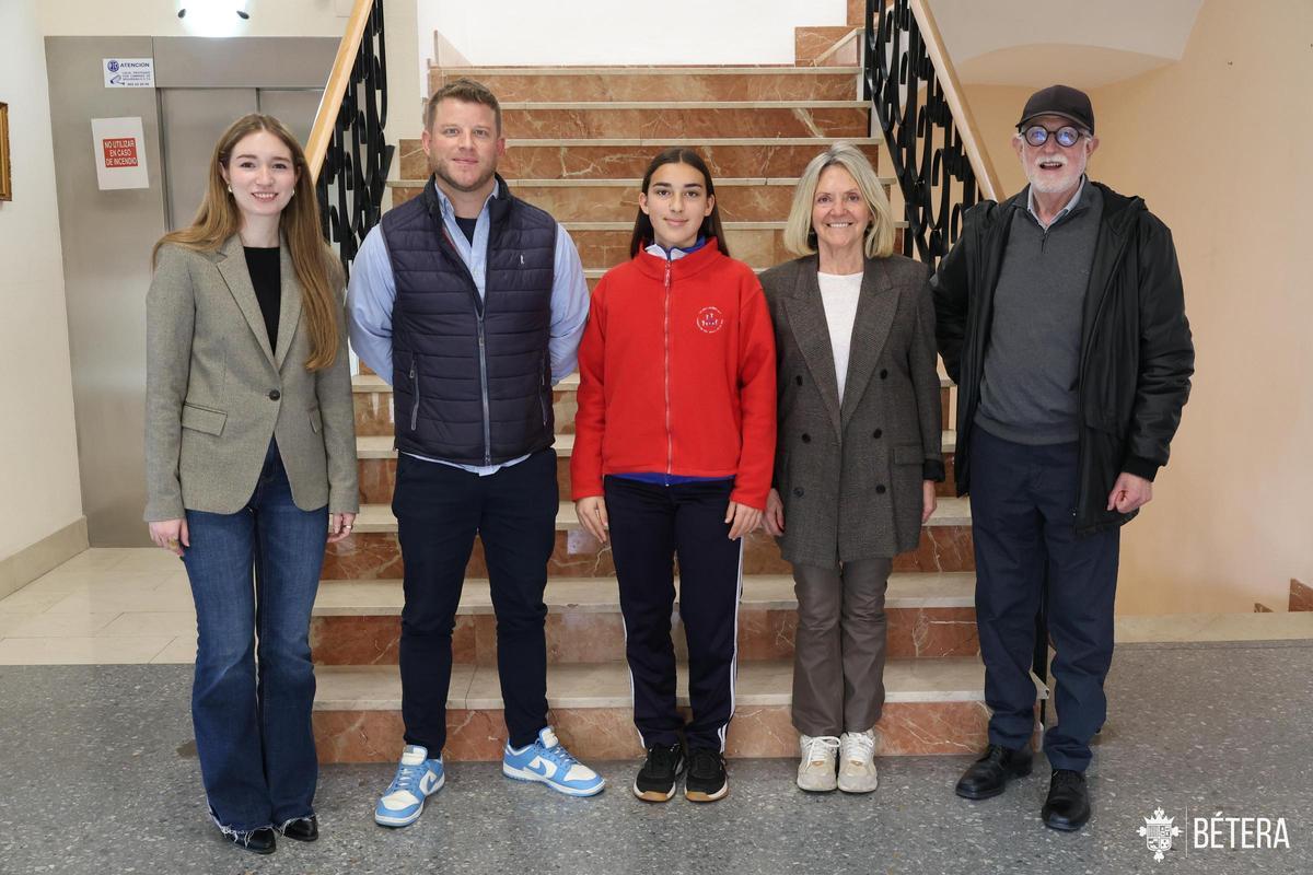 El Ayuntamiento de Bétera recibe a su vecina, Carla Anta, tras recibir una de las 400 becas de la Fundación Amancio Ortega 24/02/2025, 13:59