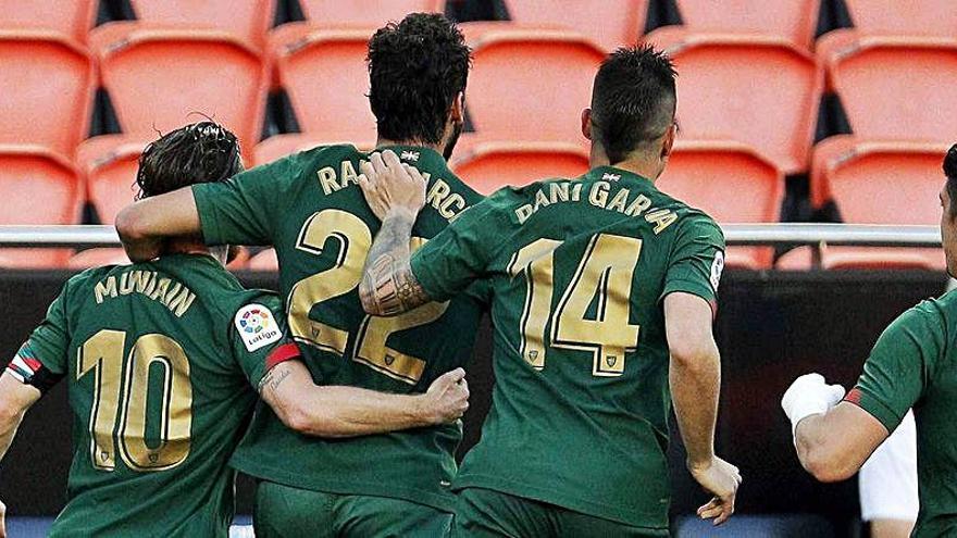 Raúl garcía celebra su gol junto a sus compañeros