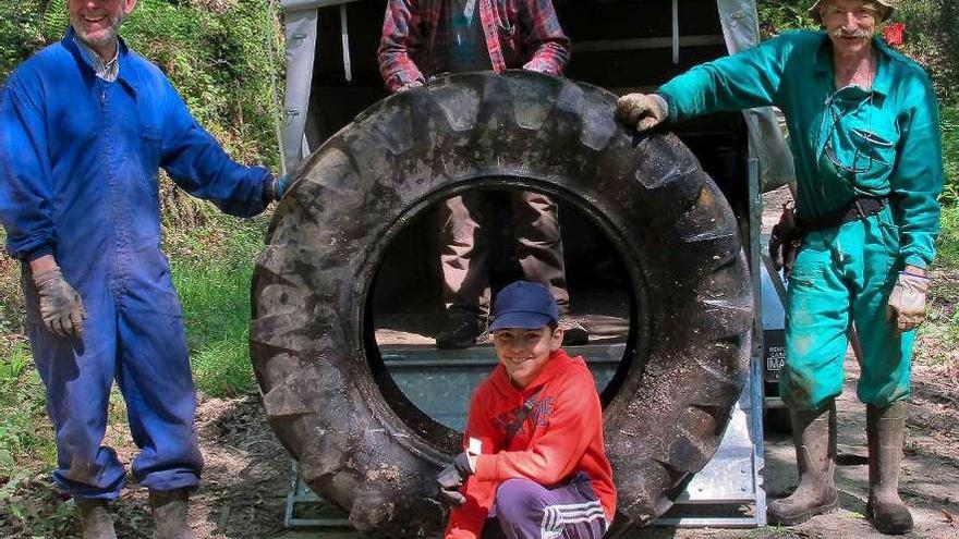 Responsables y voluntarios de la Fundación Fragas do Mandeo durante una salida para recoger basura.