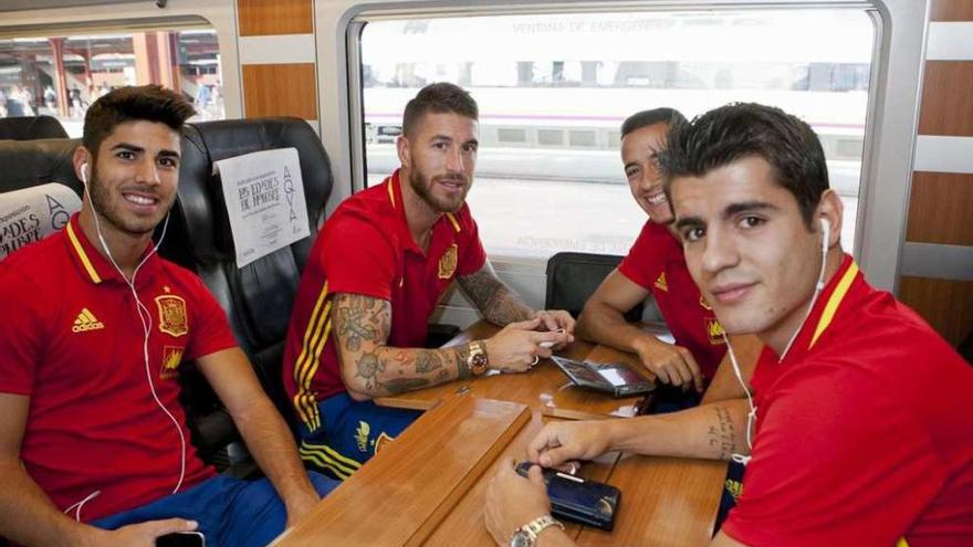 De izda. a dcha., Marco Asensio, Sergio Ramos, Lucas Vázquez y Álvaro Morata, en el AVE a León. // Efe