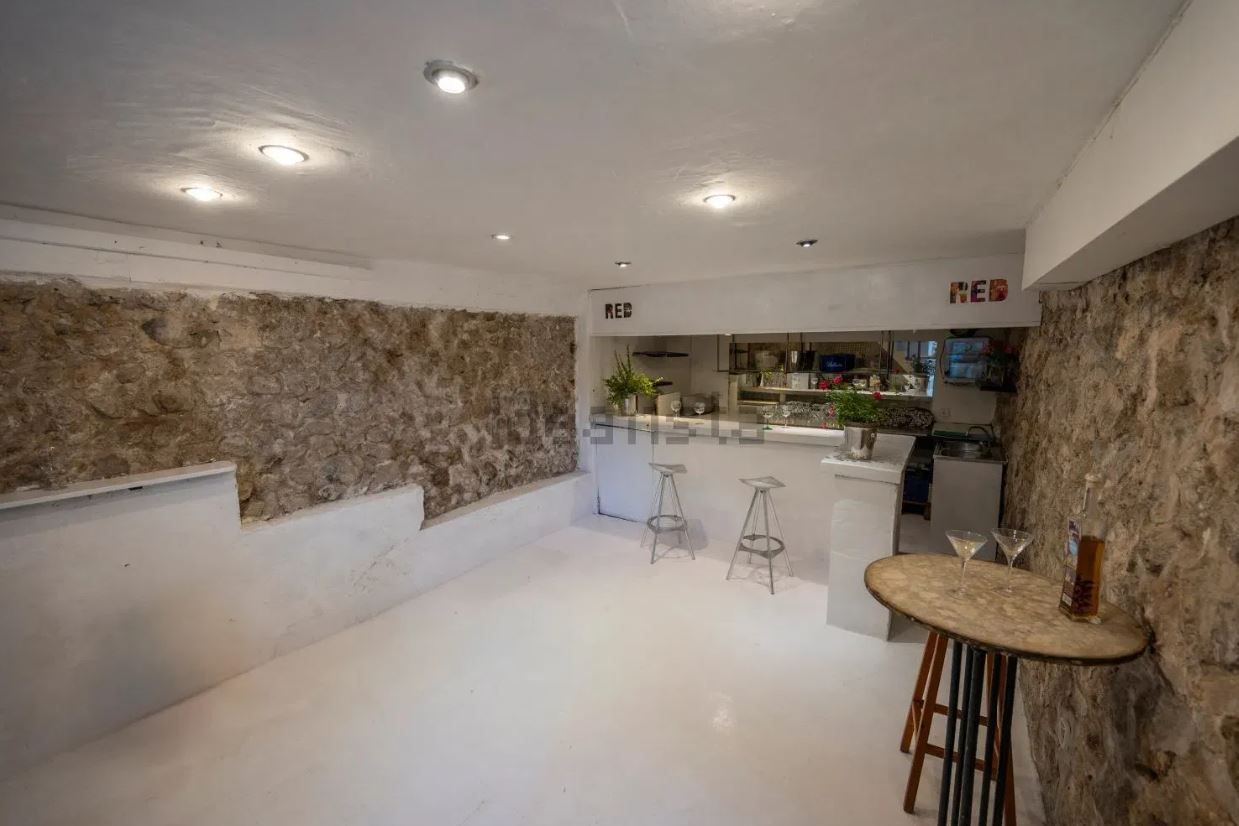 A la venta un edificio con dos apartamentos y negocio en Ibiza por 625.000 euros