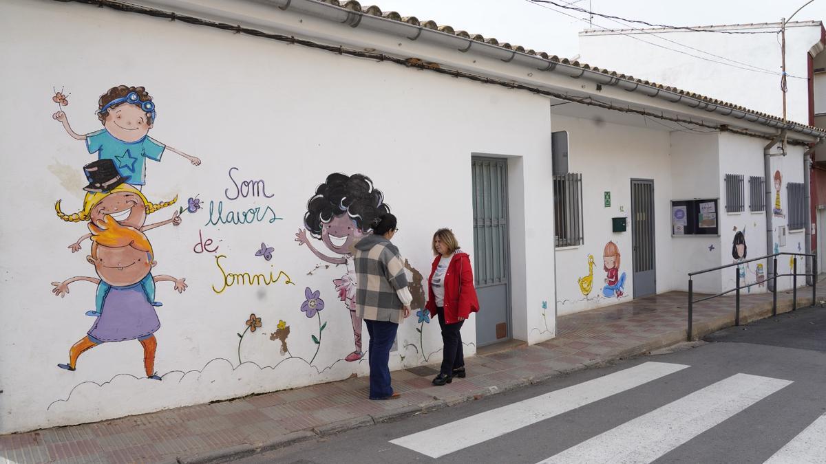 Lucía García y Ana Obiol en la escuela infantil de Cabanes.