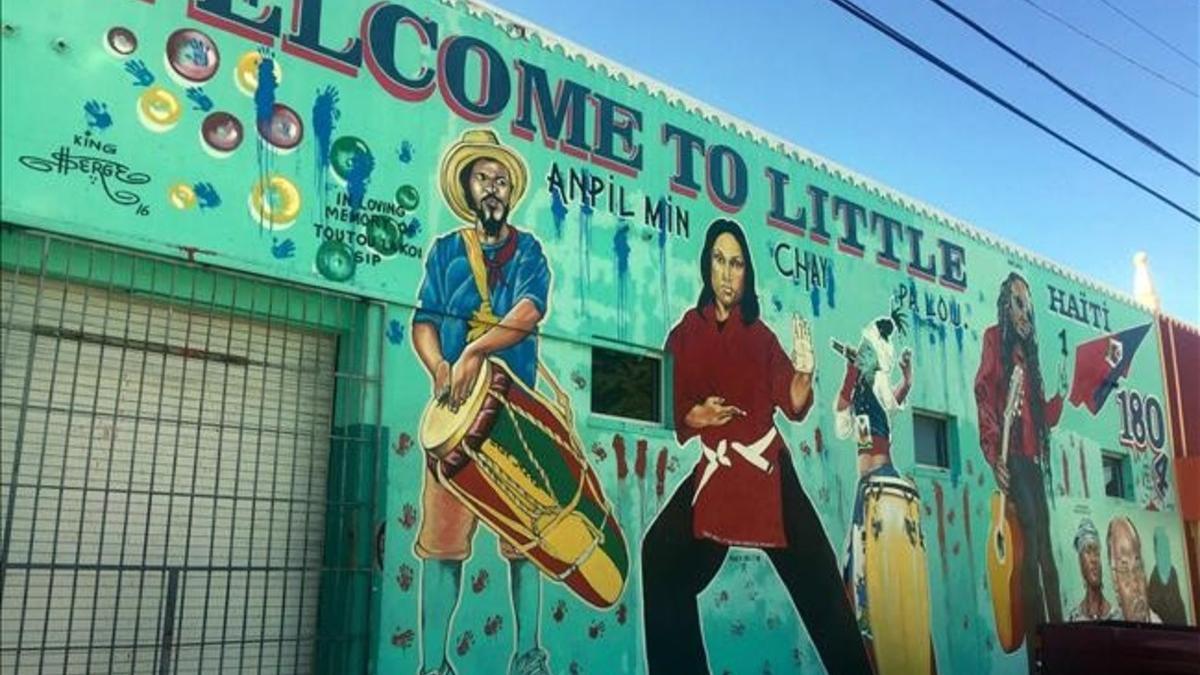 Un mural da la bienvenida al barrio &quot;Pequeña Haití&quot; de Miami.