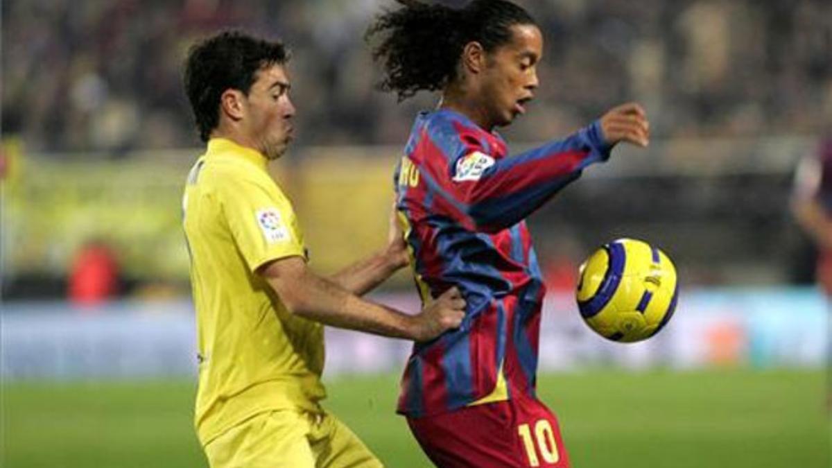 Javi Venta defenfiendo a Ronaldinho