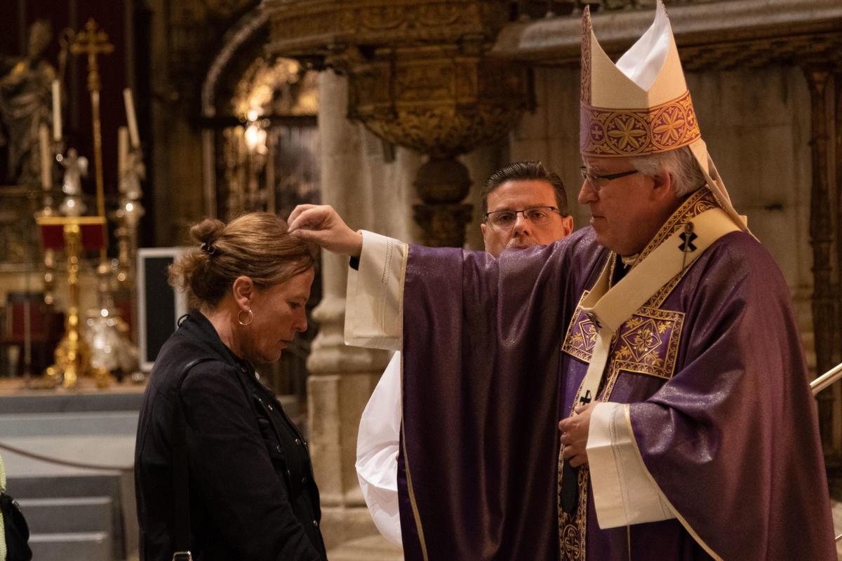 El arzobispo de Sevilla imponiendo la ceniza.