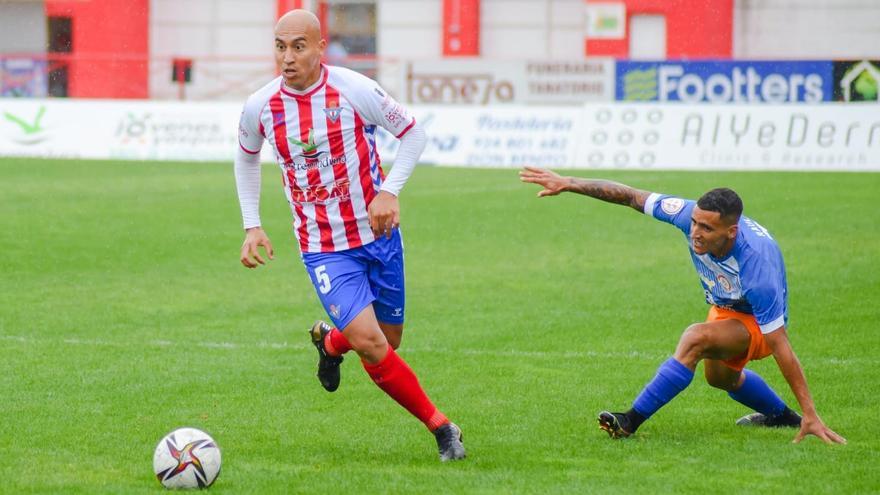 Branco, del Con Benito, con el balón.