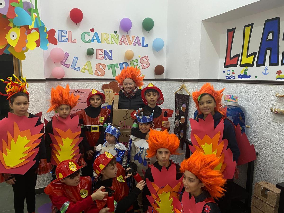 Antroxu intergeneracional en Llastres, con el alumnado y el profesorado del colegio Matemático Pedrayes