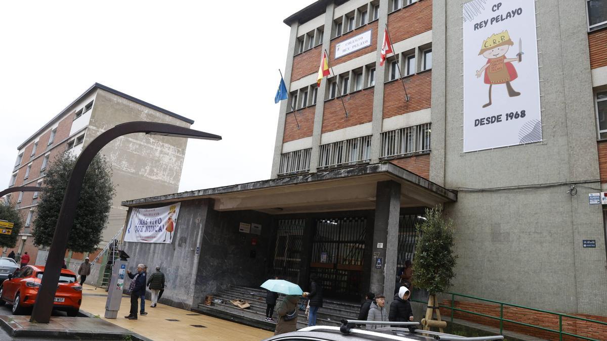 Colocación de las lonas en la fachada del CP Rey Pelayo.