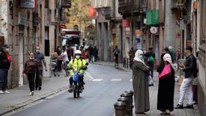 Ambiente en la calle de Hospital, en el Raval de Barcelona.