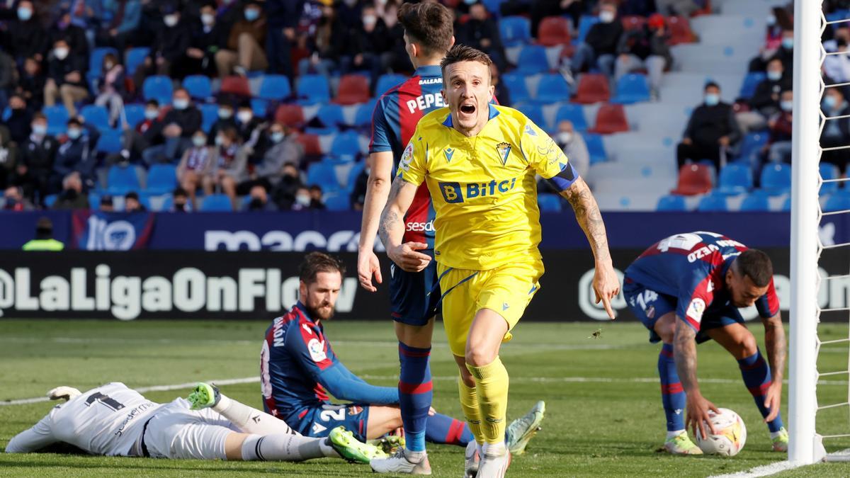 Sánchez celebra su gol ante el Levante.