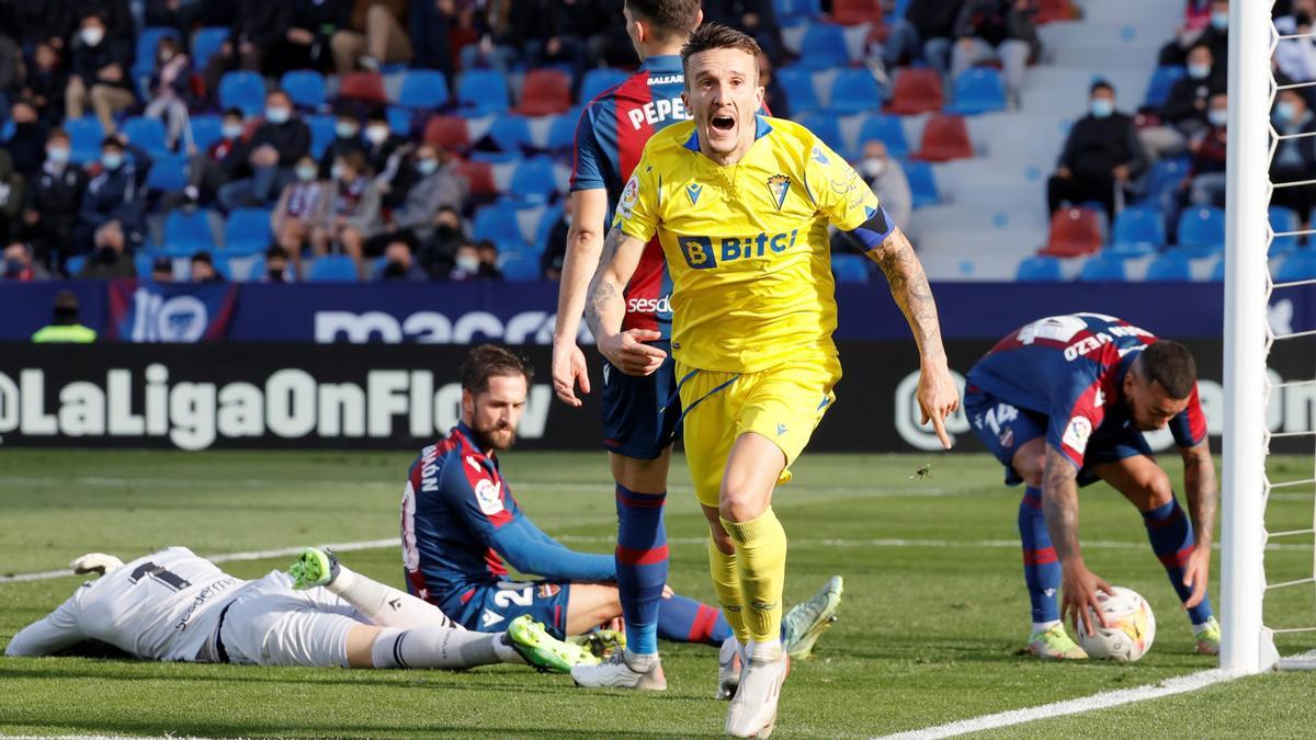 Sánchez celebra su gol ante el Levante.