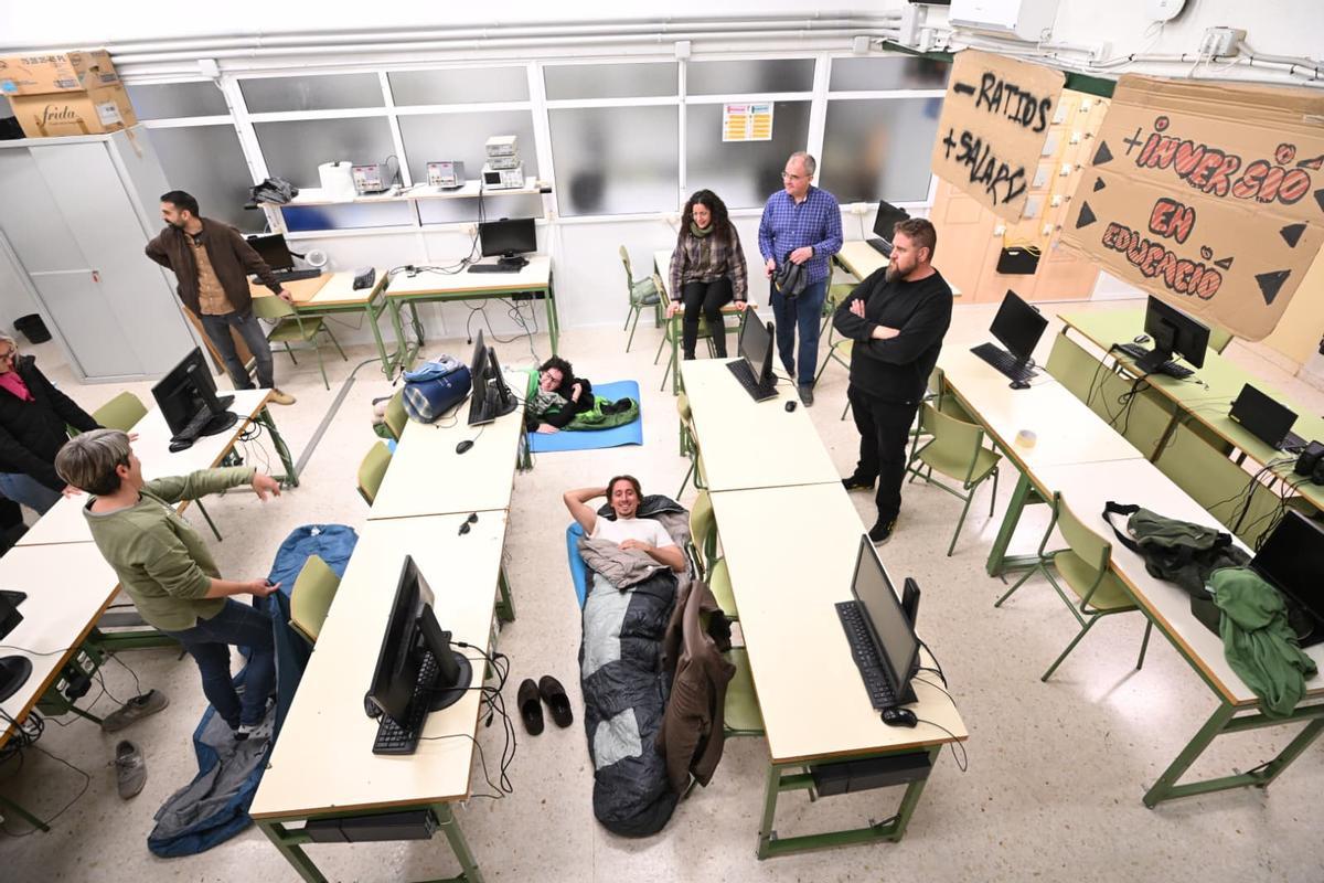 Cincuenta profesores del IES La Torreta de Elche se encierran para reclamar mejoras en la educación pública Cincuenta profesores del IES La Torreta de Elche se encierran para reclamar mejoras en la educación pública