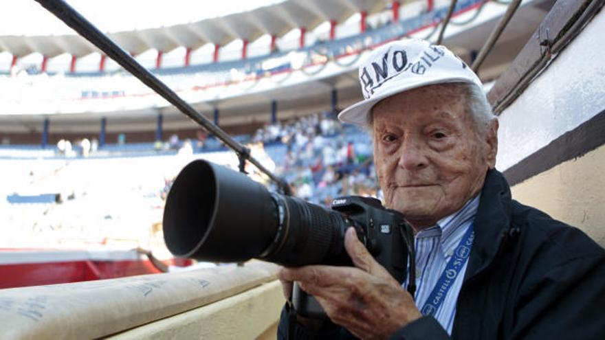 Muere a los 103 años 'Canito', histórico fotógrafo del toreo