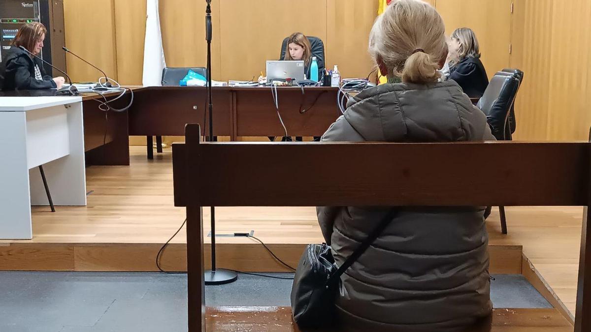 La propietaria del piso, ayer, en la vista del Penal 2 de Ourense, donde aceptó una multa. | FdV