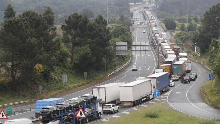 El monumental atasco ayer  la llegada de la frontera entre Tui y Valença. 