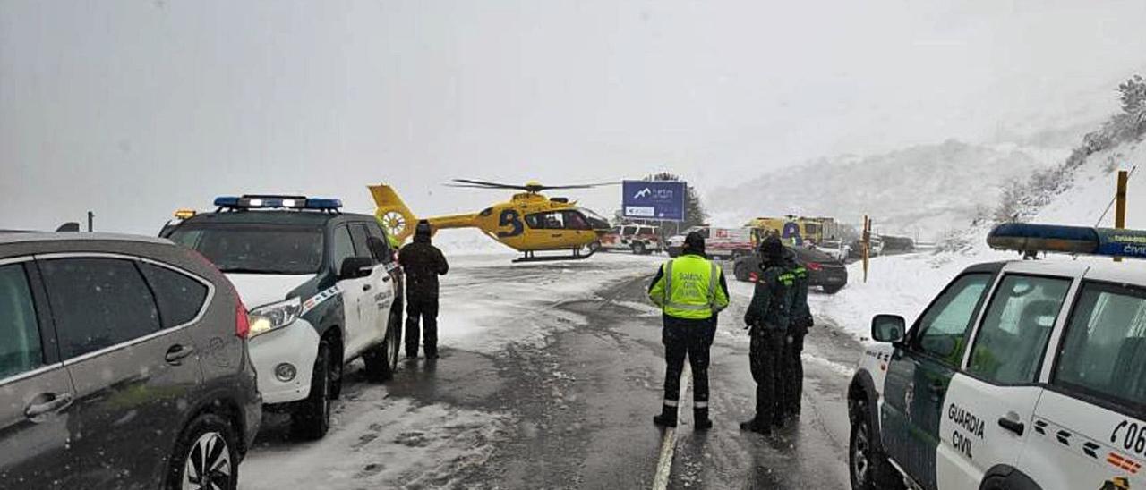 Sanitarios y Guardia Civil en el lugar del accidente, momentos después del suceso.