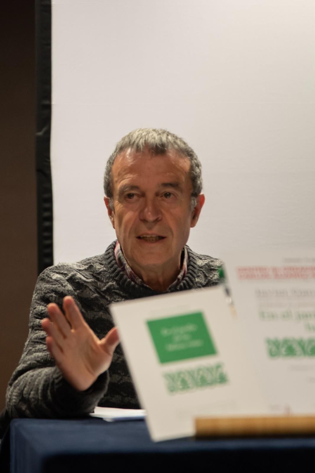 Javier Cellino presentó en La Felguera su nuevo y premiado poemario, "El jardín de las hélices rotas"