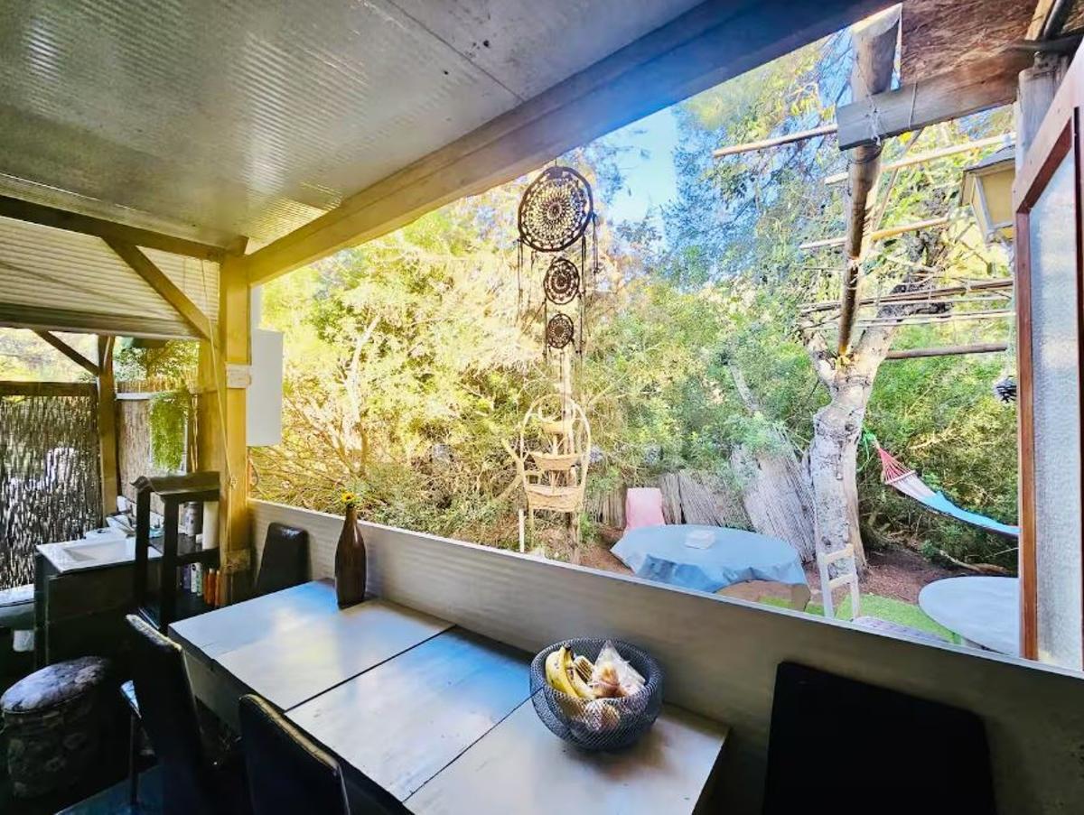 Galería: Alquilan una casa de madera en el bosque como vivienda turística en Ibiza