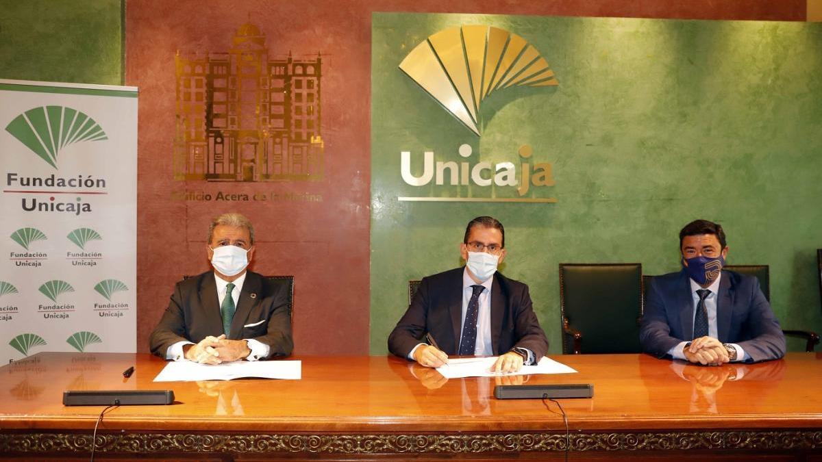 El decano del Cuerpo Consular de Málaga, Rafael Pérez; el director general de la Fundación Unicaja, Sergio Corral; y el cónsul de Armenia en Málaga, Alberto Benito.