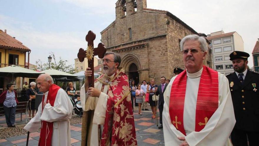 En el centro, Fermín Riaño portando la cruz durante la procesión por el barrio de Sabugo.