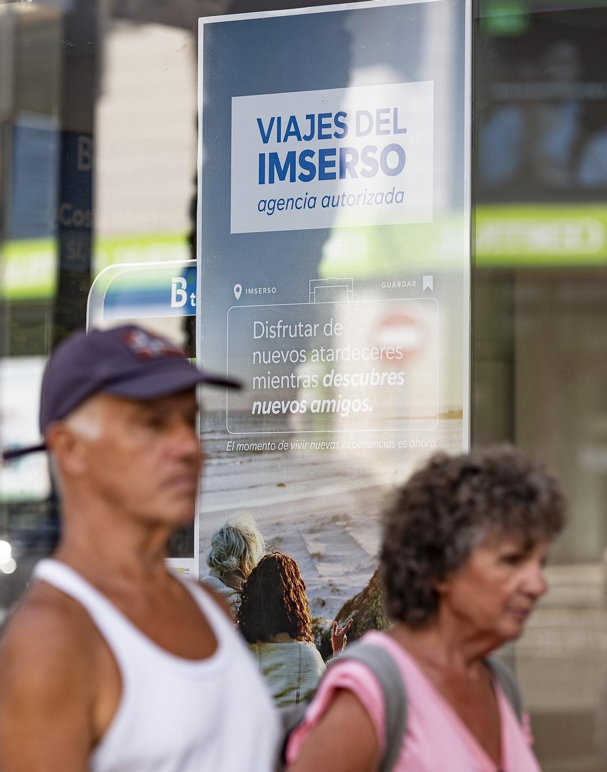 Un cartel en una agencia anuncia los viajes del Imserso.